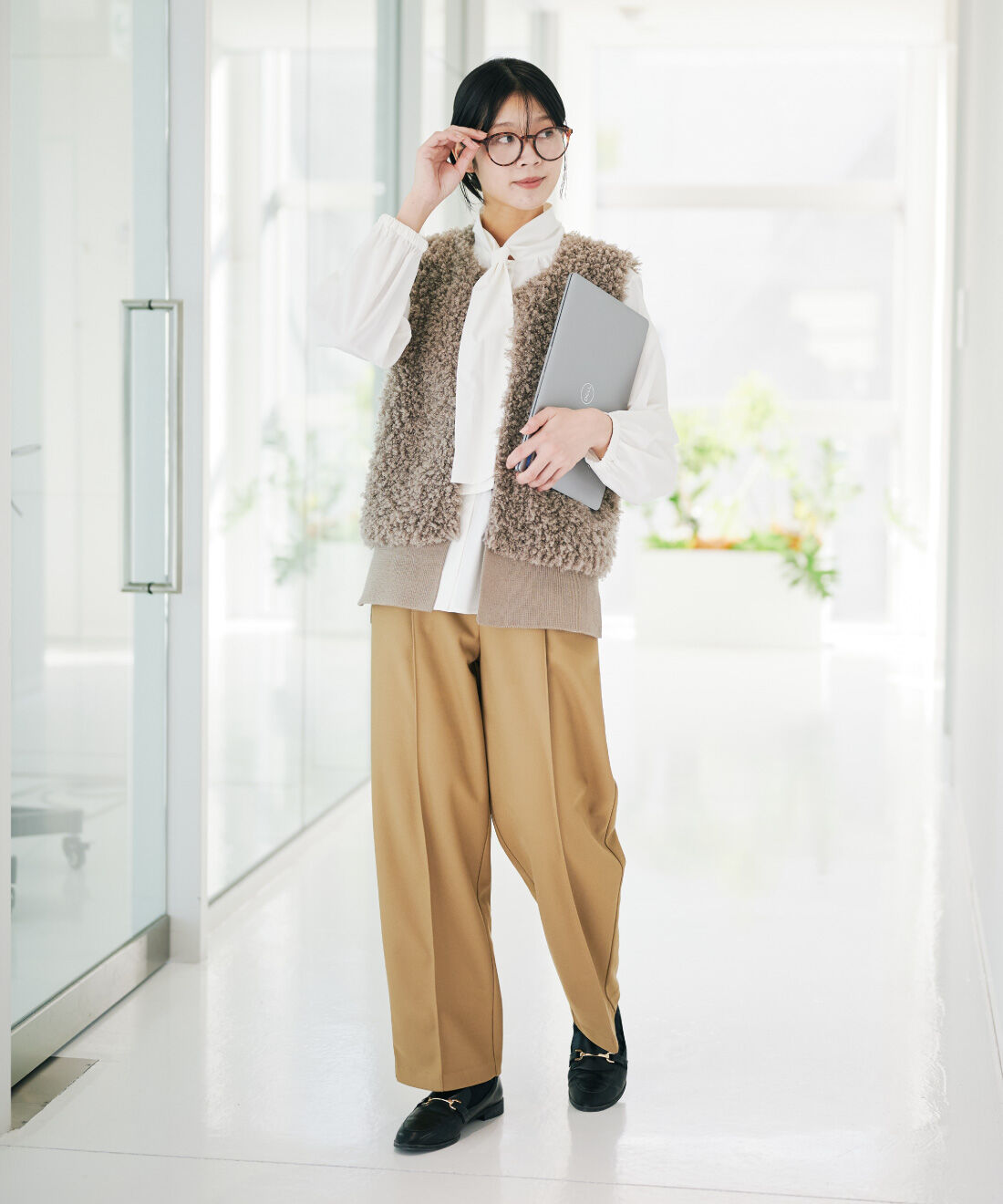 IEDIT|ほっと適温パンツ〈ベージュ〉ＩＥと異素材遣い もこもこ ループヤーン ベスト 〈ライトブラウン〉のコーディネート