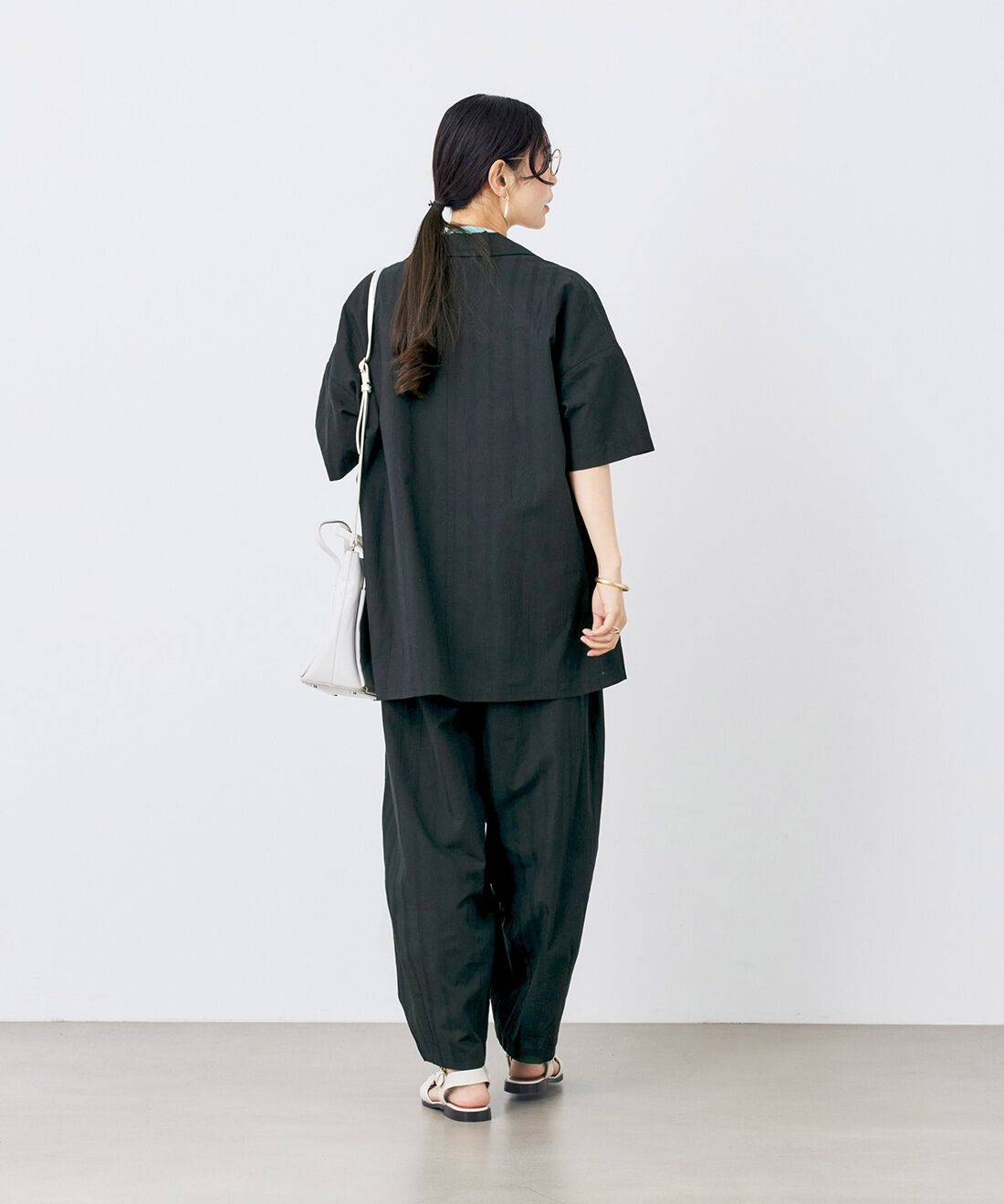 and myera|よき日のジャケット〈黒〉とよき日のパンツ〈黒〉のコーディネート