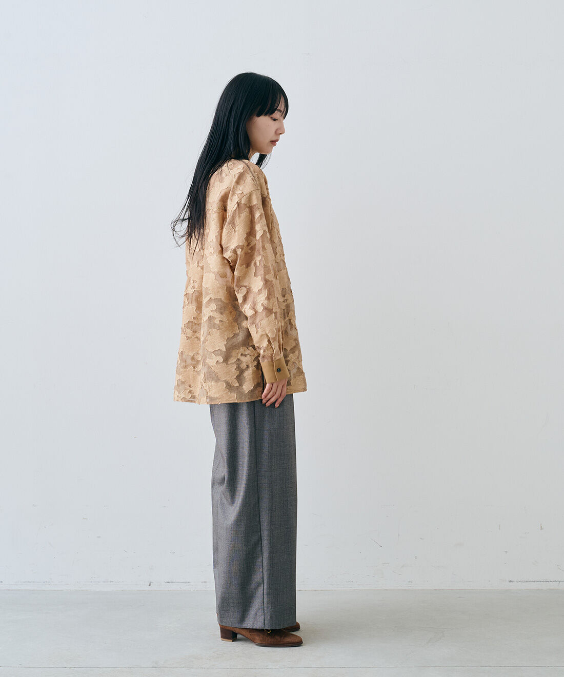 MEDE19F|ビンテージ感あふれるフラワージャカードのシアーシャツ〈キャメルブラウン〉のコーディネート