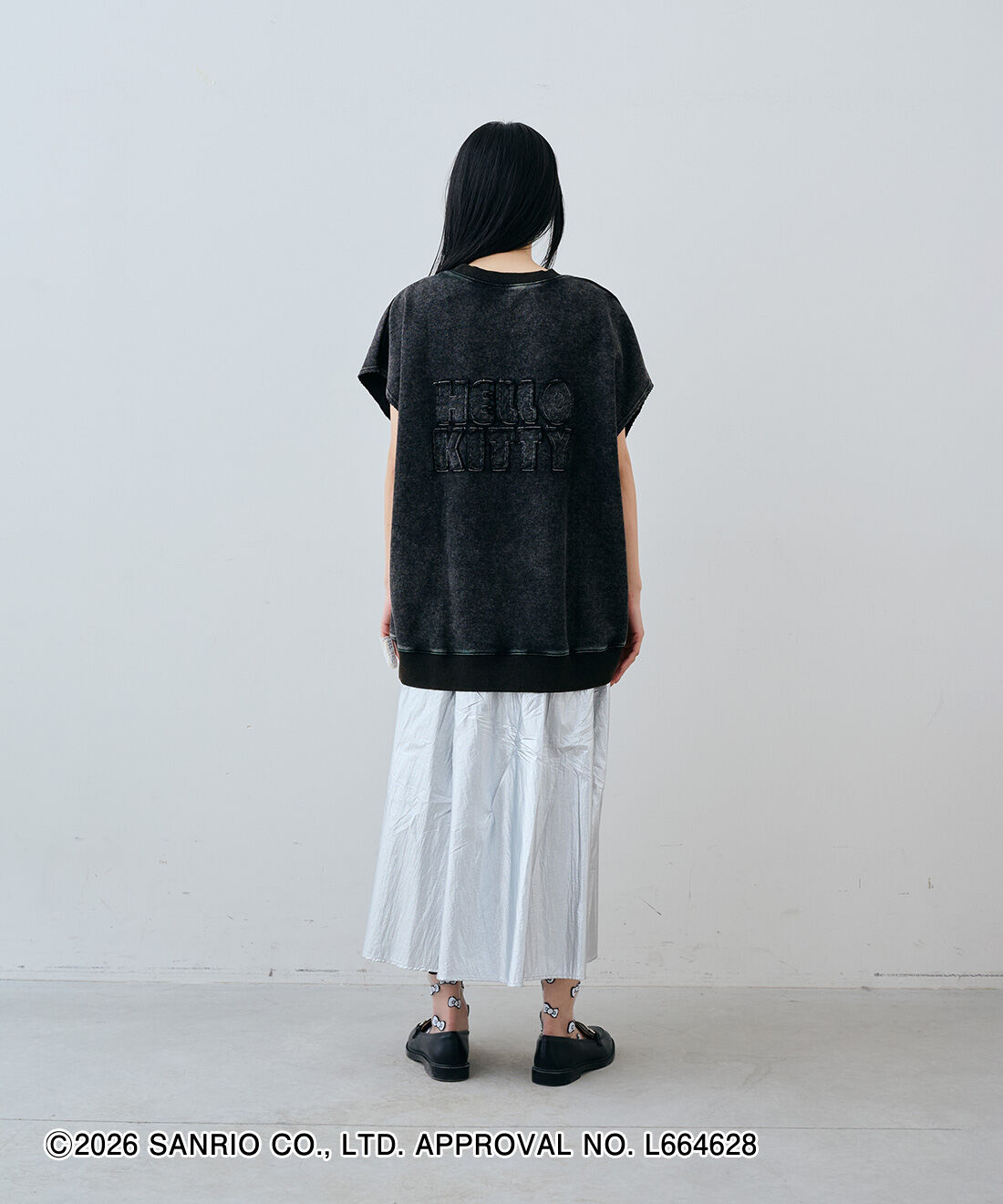 MEDE19F|シルバーコーティング素材のギャザースカートとHELLO KITTY リボン柄のシアーソックスのコーディネート|163cm　size：M