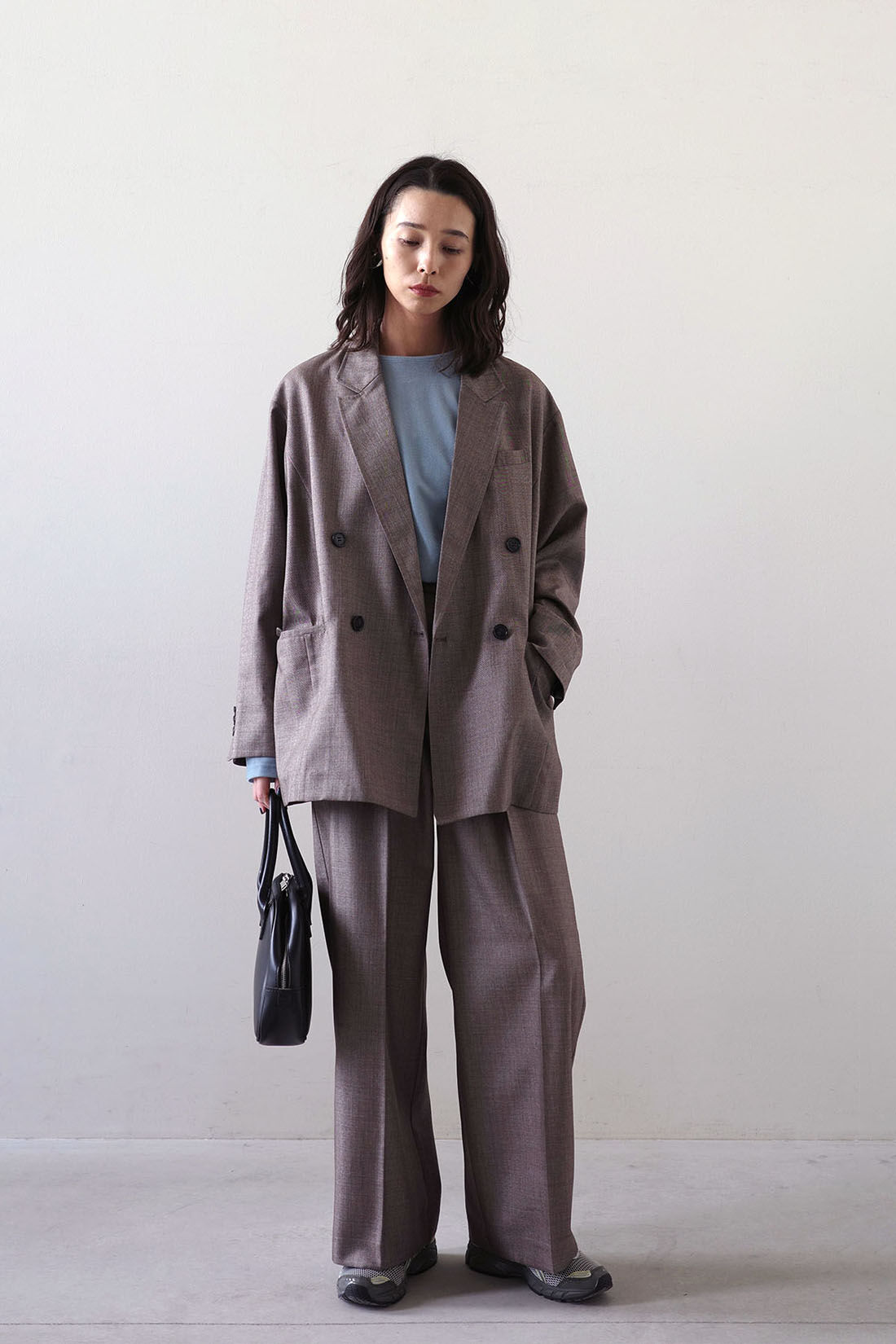 MEDE19F|MEDE19F シャークスキン ダブルジャケット〈グレーベージュ〉とMEDE19F シャークスキン ワイドスラックス〈グレーベージュ〉のコーディネート|モデル身長：168cm Mサイズ着用
