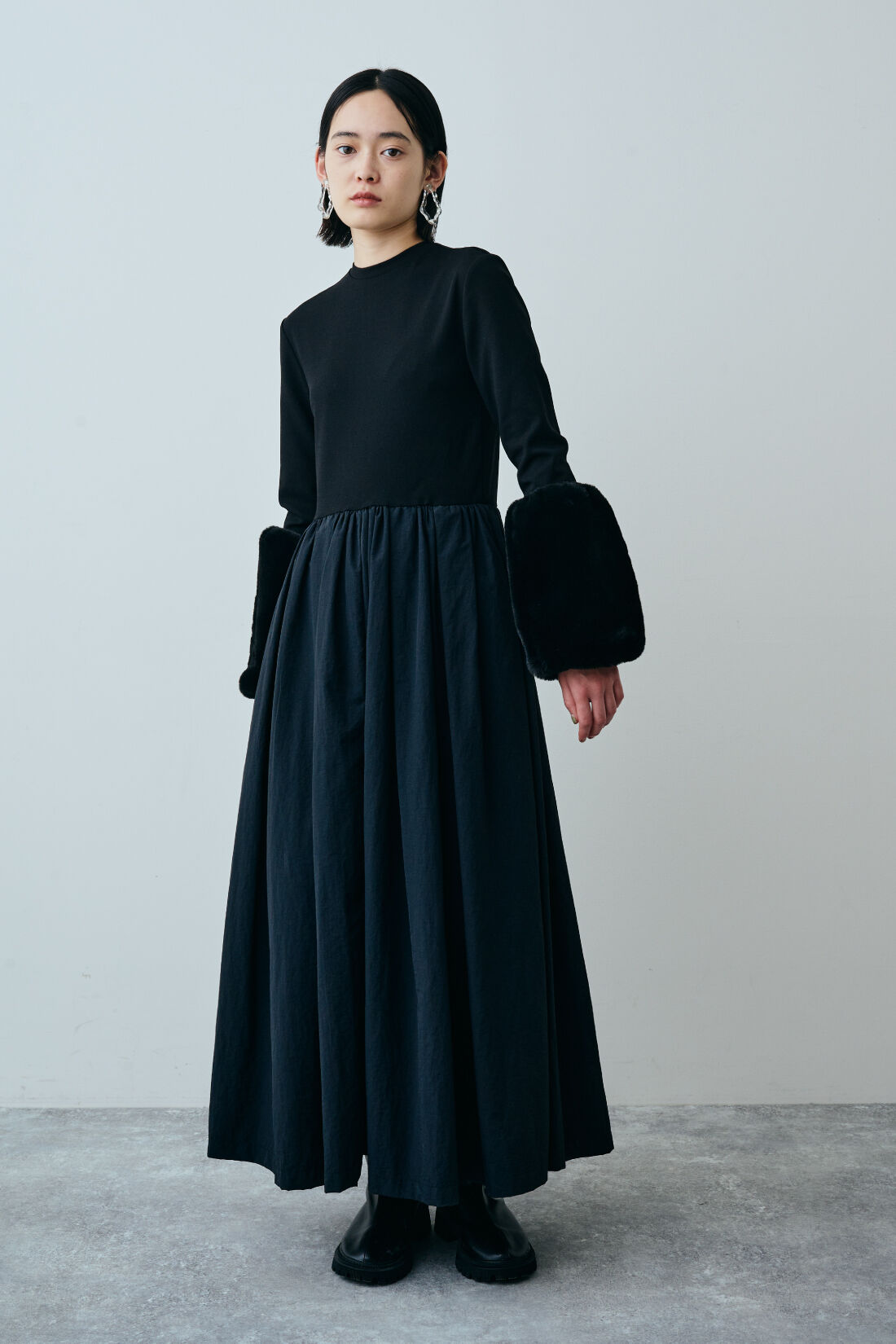 MEDE19F|MEDE19F&times;SCREEN KAORI　ドッキングワンピース＆ファーカフス〈ブラック〉