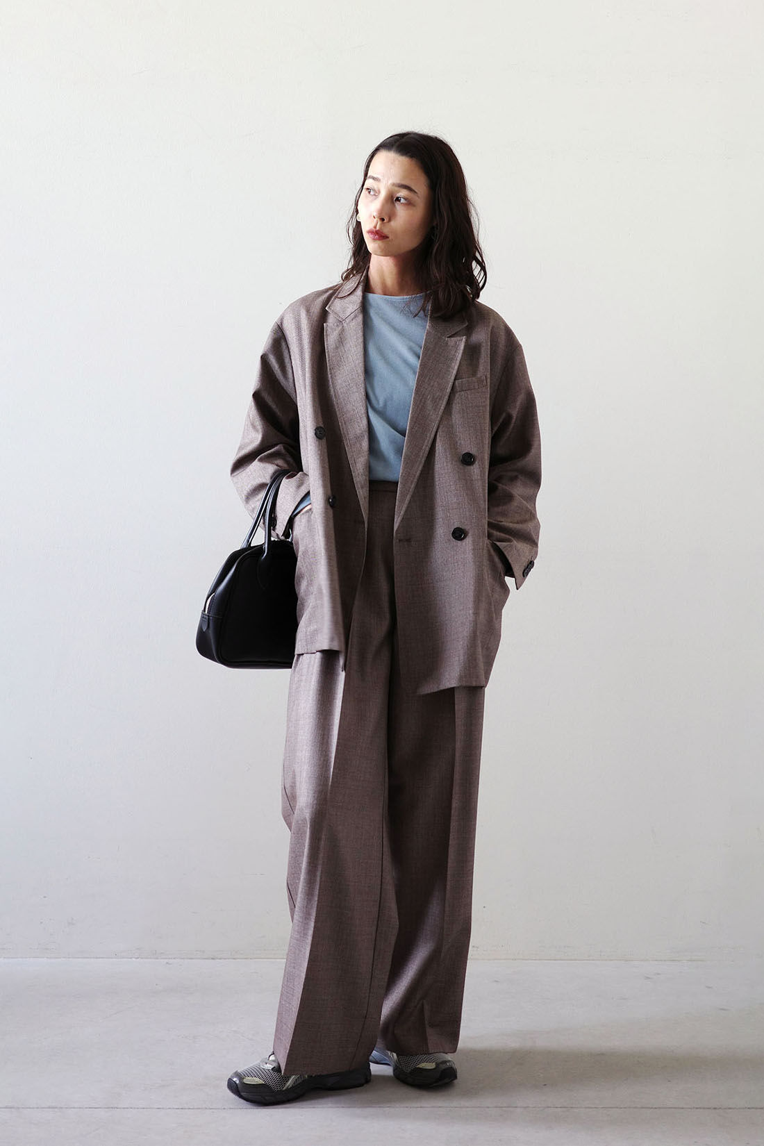 MEDE19F|MEDE19F シャークスキン ダブルジャケット〈グレーベージュ〉とMEDE19F シャークスキン ワイドスラックス〈グレーベージュ〉のコーディネート|モデル身長：168cm Mサイズ着用