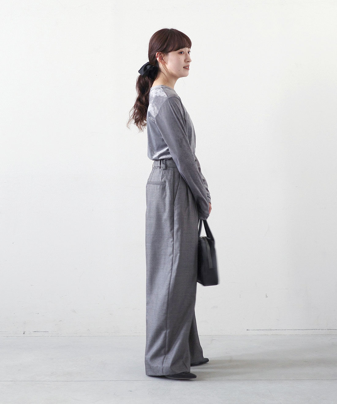 MEDE19F|シャークスキンのリラックスワイドスラックス〈シルバーチャコールグレー〉とビッグシュシュ〈ブラック〉のコーディネート|モデル身長： 156cm　Mサイズ着用