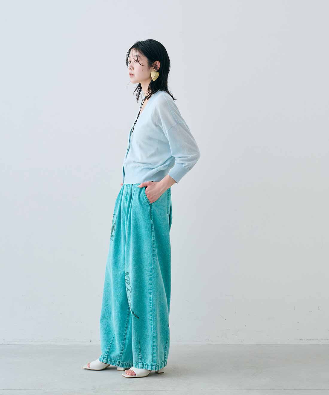MEDE19F|アート刺繍をほどこした ワイドパンツ〈グリーンケミカル〉とヴィンテージビーズロングチョーカーとヴィンテージトライアングルイヤリングと麻混シアーカーディガンのコーディネート