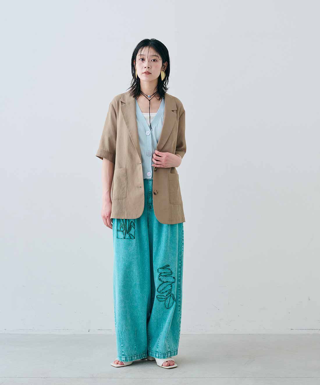 MEDE19F|シアー素材のライトジャケット〈ベージュ〉とアート刺繍をほどこした ワイドパンツ〈グリーンケミカル〉とヴィンテージビーズロングチョーカーのコーディネート