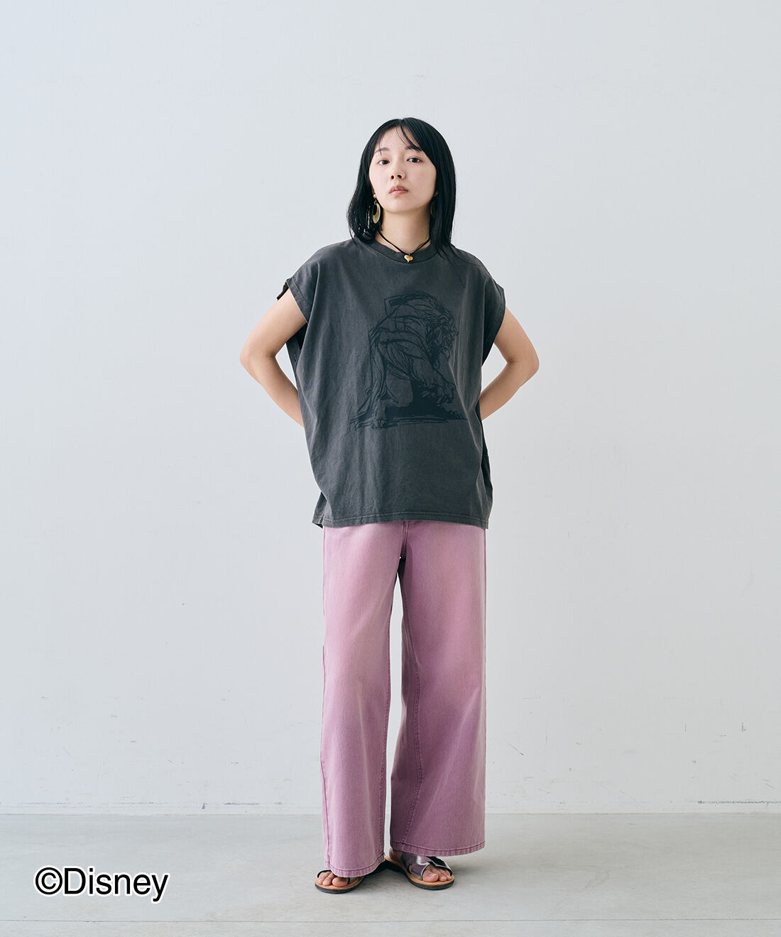 MEDE19F|【Disney】古着屋でみつけたようなノースリーブTシャツ〈美女と野獣〉とヴィンテージハートモチーフベルベットリボンチョーカーとヴィンテージサークルモチーフイヤリングとEDER SHOES 1398 ARGENTO /NATURALEのコーディネート