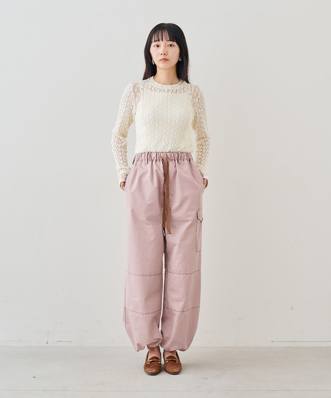 MEDE19F|レース切り替えトップスとミリタリーパンツと花プリントとレースのスカートセット〈ブラック＆パープル〉のコーディネート