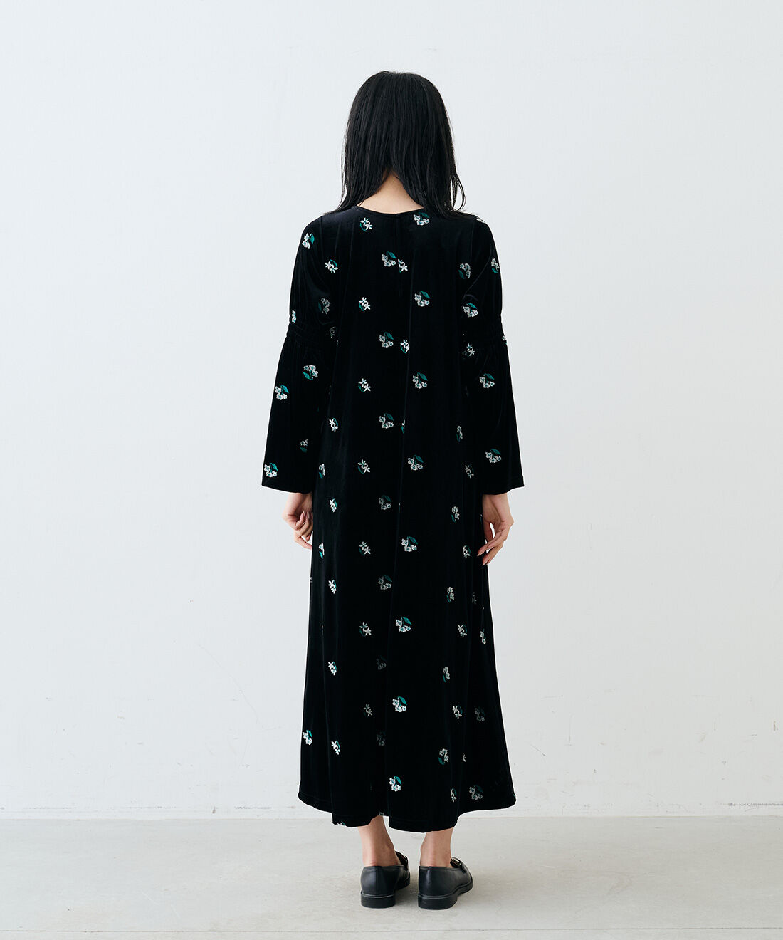 MEDE19F|刺繍遣いベロアワンピース〈ブラック〉のコーディネート|モデル身長：163cm　着用サイズ：M