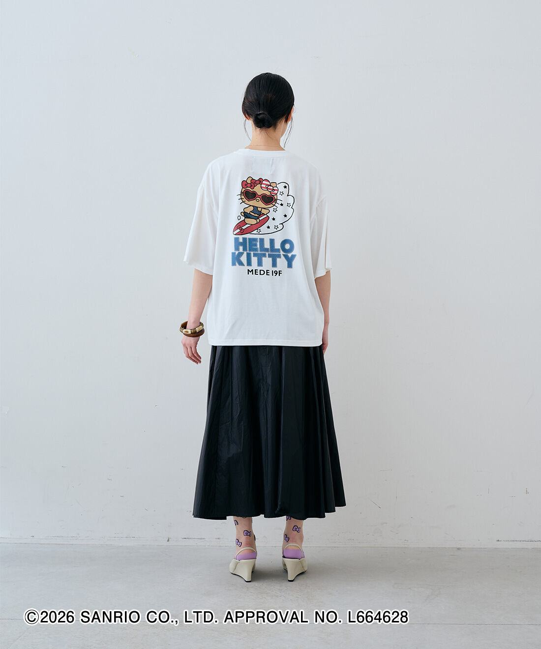 MEDE19F|コーティング素材 ギャザースカートとHELLO KITTY リボン柄のシアーソックスのコーディネート|163cm　size：M