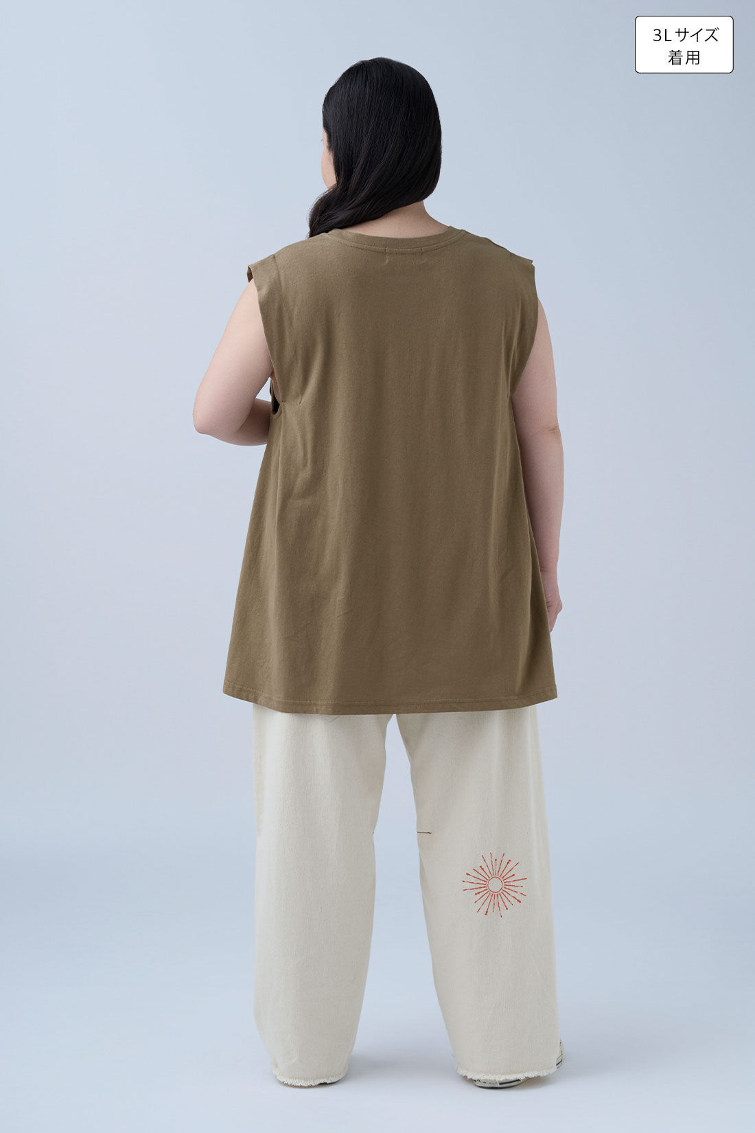 MEDE19F|タック遣い フレンチスリーブコットントップスの会と刺繍とプリント バレルパンツ〈オフホワイト〉のコーディネート|身長：160cm バスト：113cm ウエスト：90cm ヒップ：115cm 太ももまわり：63cm