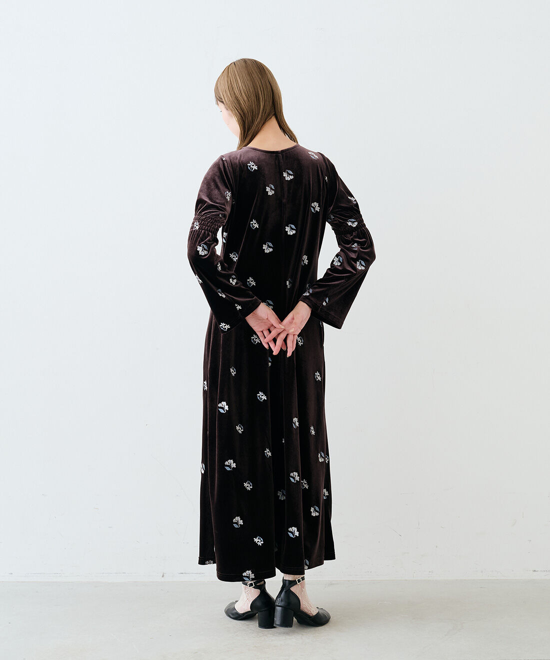 MEDE19F|刺繍遣いベロアワンピース〈ディープブラウン〉のコーディネート|モデル身長：163cm　着用サイズ：M