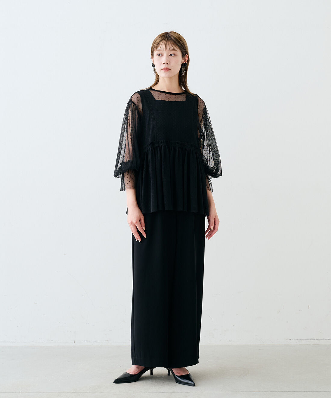 MEDE19F|贅沢にチュールを重ねたビスチェ トップスセット〈ブラック〉とドレスライクなスクエアネック オールインワン〈ブラック〉のコーディネート|モデル身長：163cm　着用サイズ：M