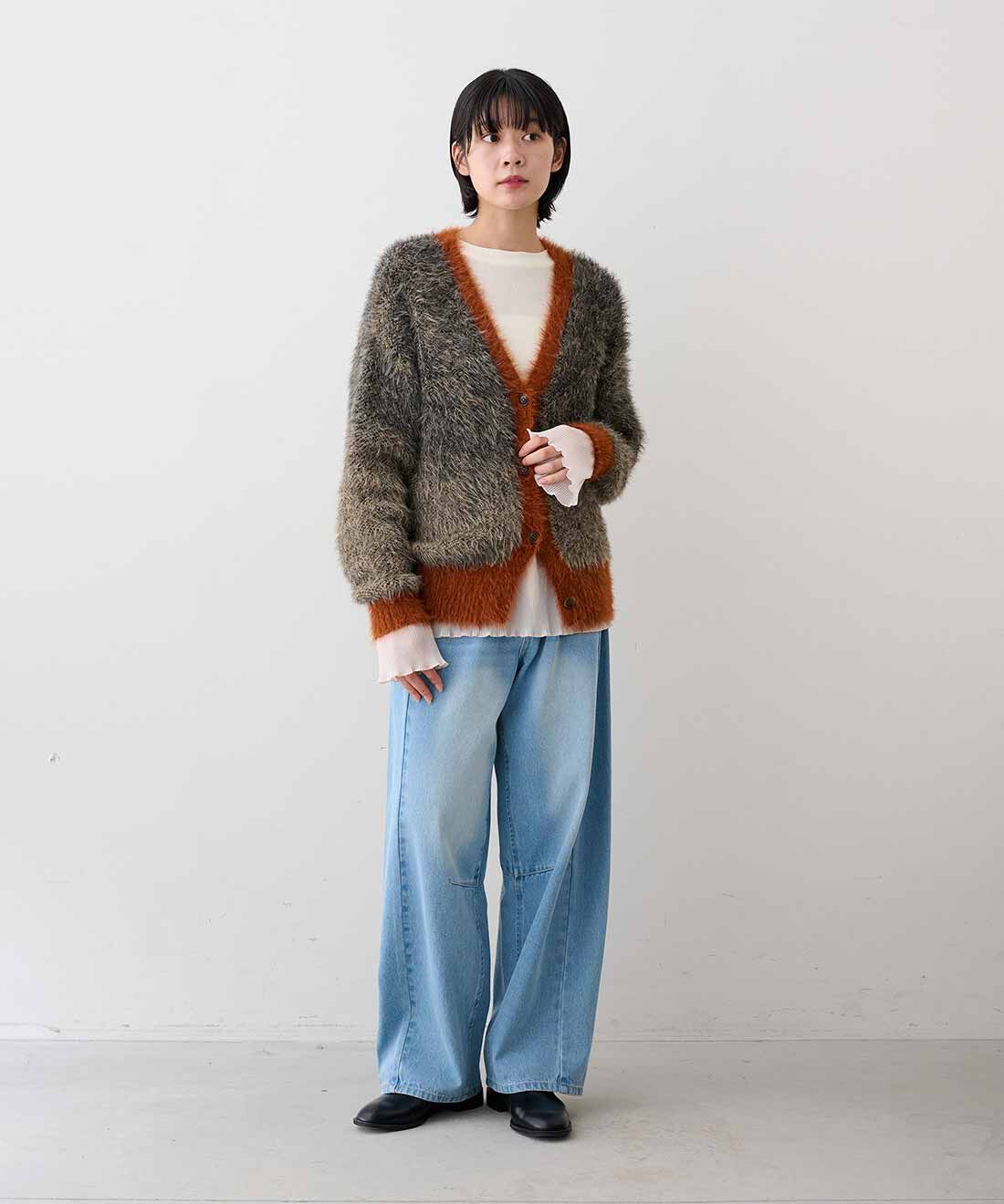 MEDE19F|レスウォーター カーブデニムパンツ〈フェードブルー〉とプリーツドッキングトップスの会のコーディネート