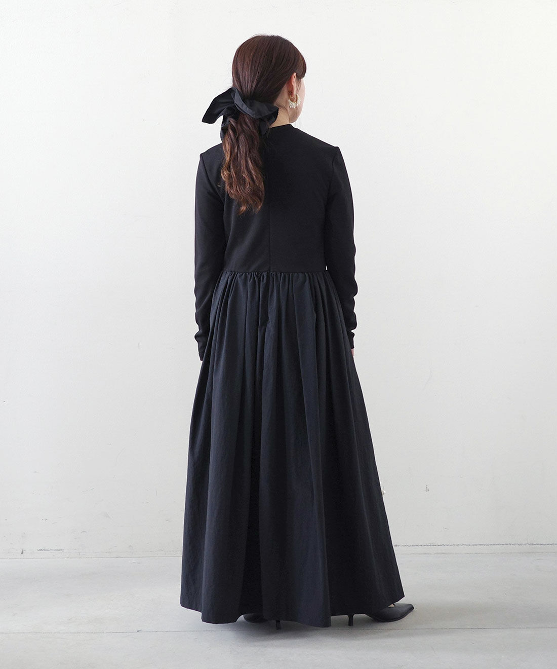 MEDE19F|ビッグシュシュ〈ブラック〉とワンピース＆ファーカフス〈ＢＫ〉ＭＤ１９のコーディネート|モデル身長： 156cm　Mサイズ着用