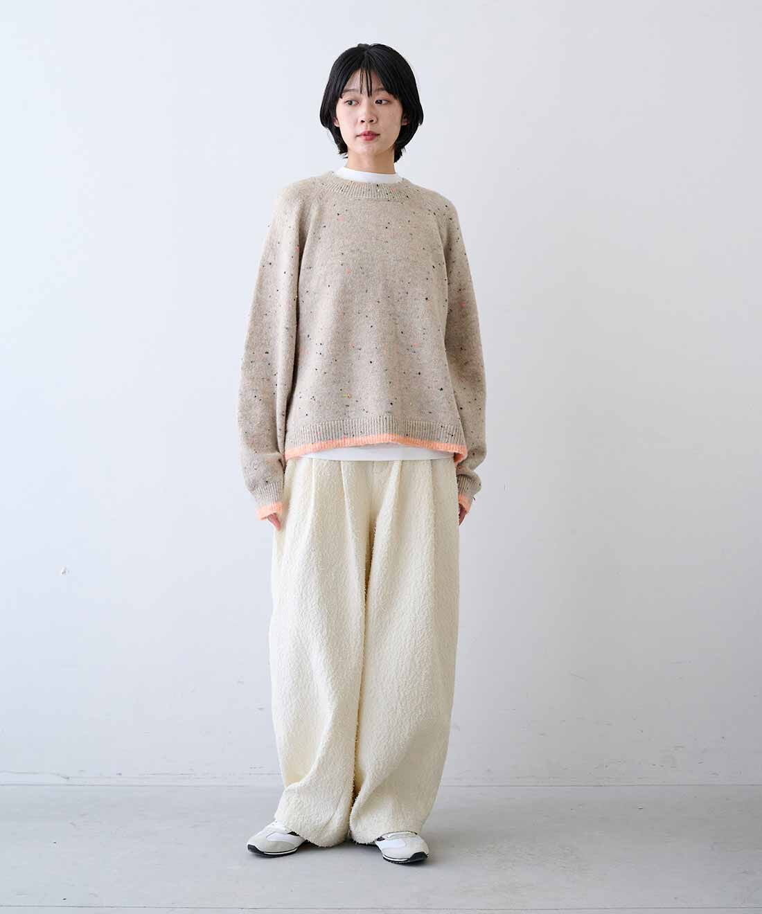 MEDE19F|配色ライン カラフルネップニットの会と吸湿発熱コットンクルーネックホワイトトップスの会のコーディネート