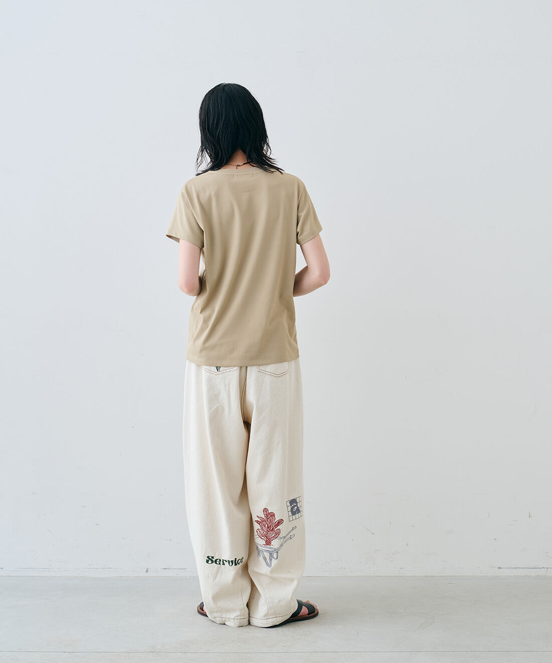 MEDE19F|汗じみ軽減＆接触冷感 大人感こなれTシャツと汗じみ軽減＆接触冷感 大人感こなれTシャツとヴィンテージハートモチーフベルベットリボンチョーカーとEDER SHOES 1542 NERO / 13のコーディネート