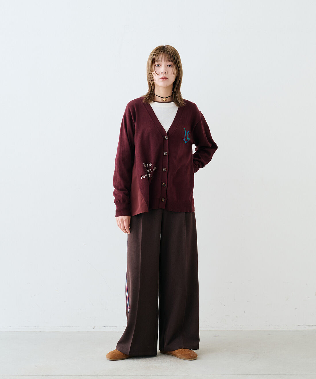 MEDE19F|ティシュータッチ レイヤードトップスセットとFILA 大人も着られるトラックパンツ〈ダークブラウン&times;バーガンディー〉とヴィンテージハートモチーフベルベットリボンチョーカーとティシュータッチ レイヤードトップスセットのコーディネート