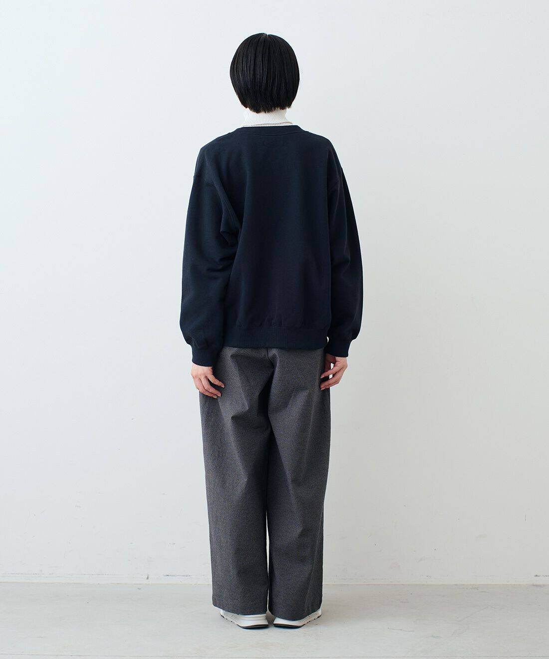 THREE FIFTY STANDARD|ジップアップ スウェット ジャケット〈ネイビー〉と千鳥格子のワイドタックパンツ　とレザーのワイド ボストンバッグ〈ブラック〉のコーディネート|モデル身長：163cm 着用サイズ：M