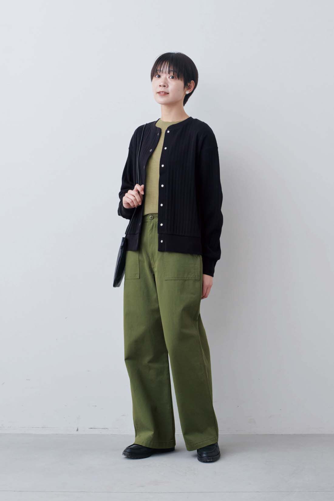 THREE FIFTY STANDARD|シアーなカットソートップスの会とベーシックなベイカーパンツ〈カーキグリーン〉のコーディネート