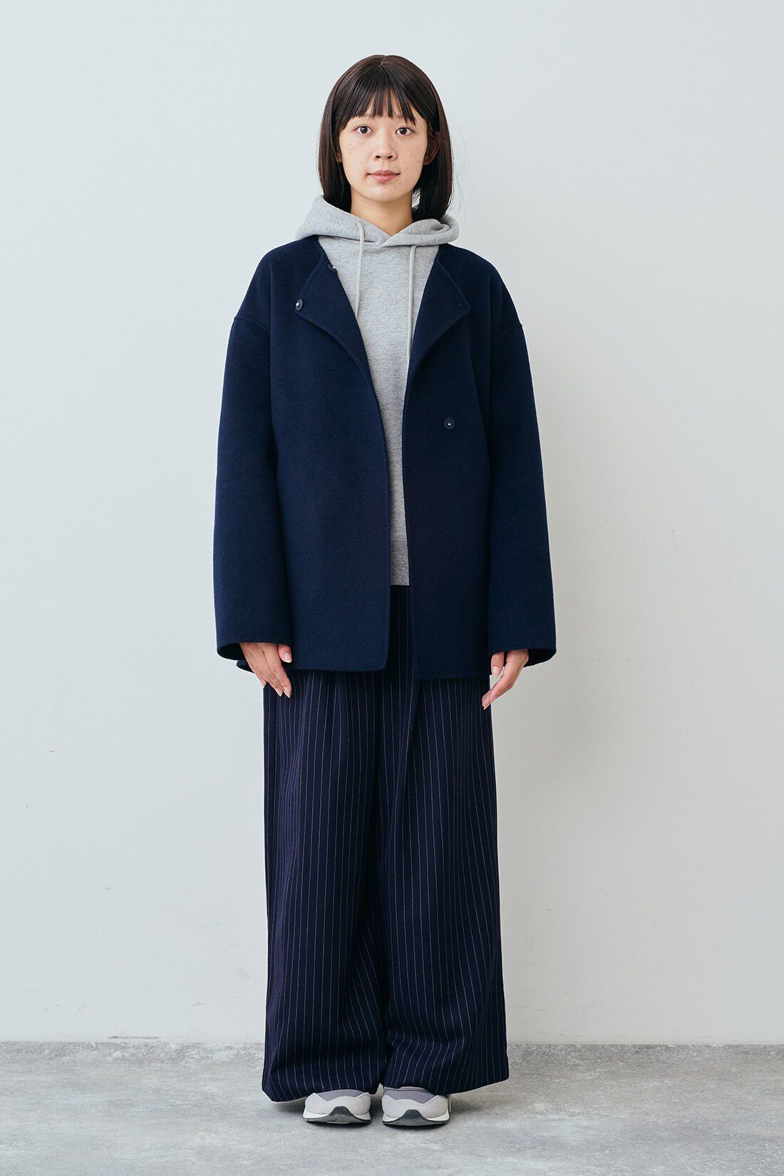 THREE FIFTY STANDARD|リバー仕立て ウール混ノーカラーコート〈ネイビー〉とウエスト総ゴム ピンストライプのワイドパンツ〈ネイビー〉のコーディネート