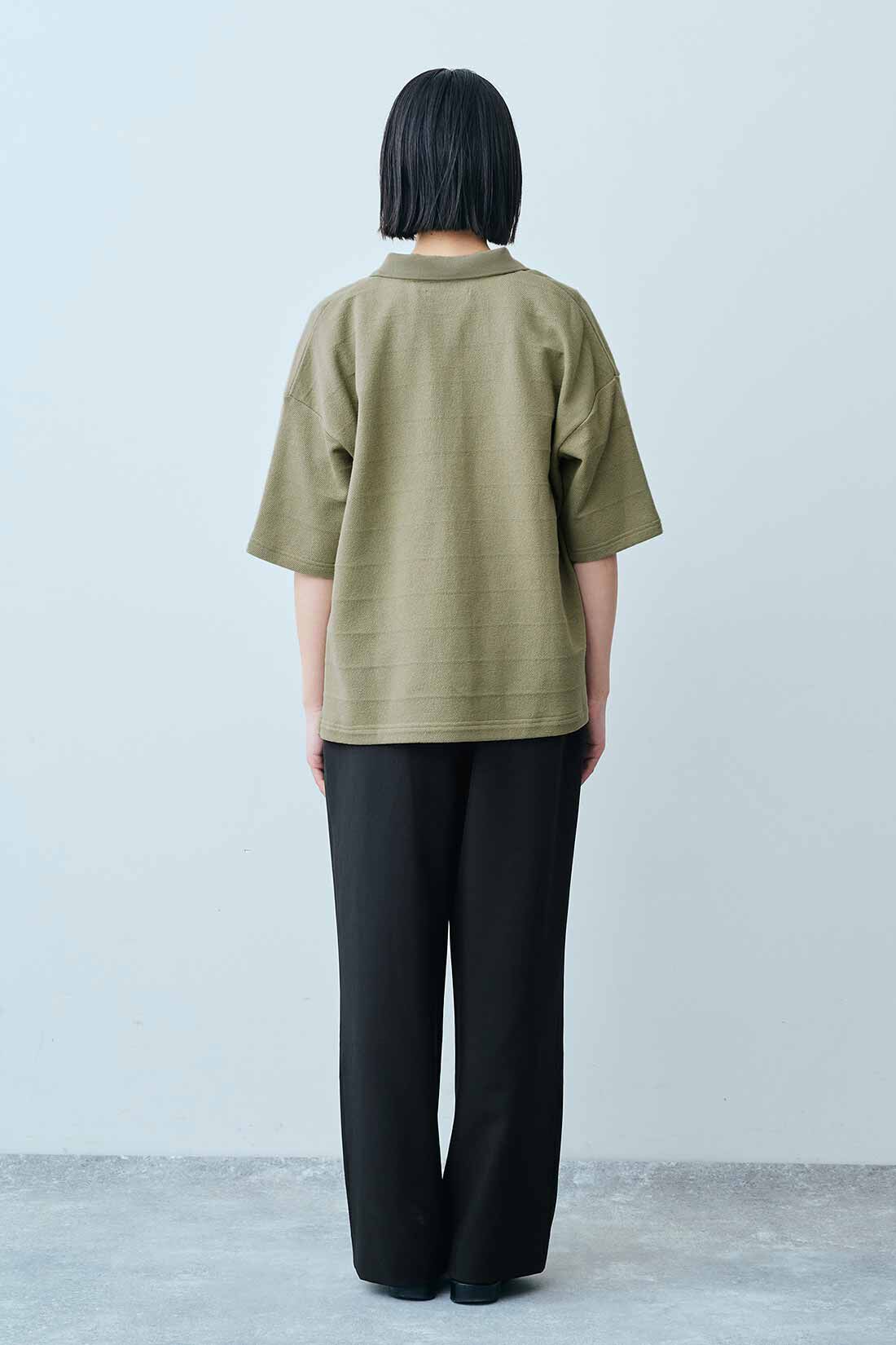 THREE FIFTY STANDARD|鬼カノコのカットソーシャツ〈カーキ〉としわになりにくい タックパンツ〈ブラック〉のコーディネート|モデル身長：163cm 着用サイズ：M