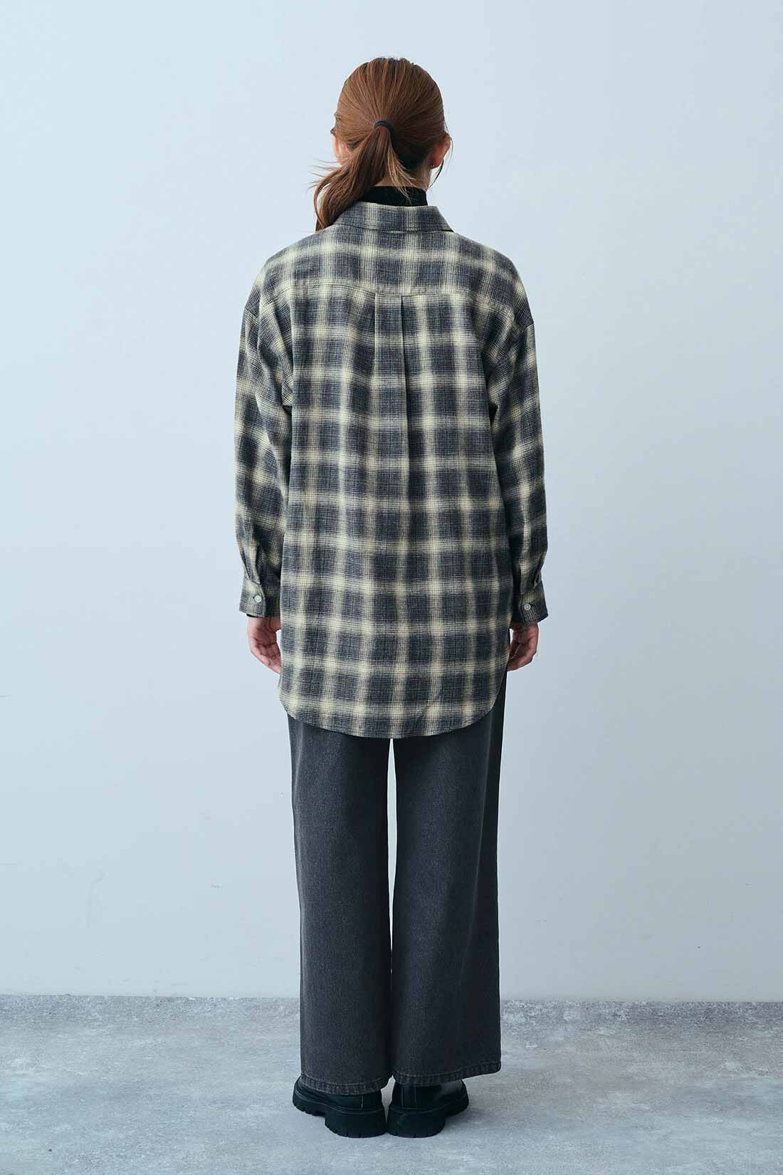 THREE FIFTY STANDARD|THREE FIFTY STANDARD ブリーチ加工をほどこしたブラックデニムパンツ|モデル身長：165cm　着用サイズ：M