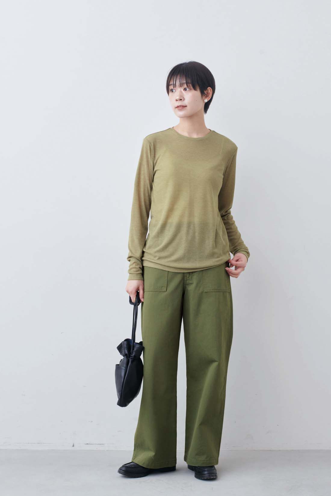 THREE FIFTY STANDARD|シアーなカットソートップスの会とベーシックなベイカーパンツ〈カーキグリーン〉のコーディネート