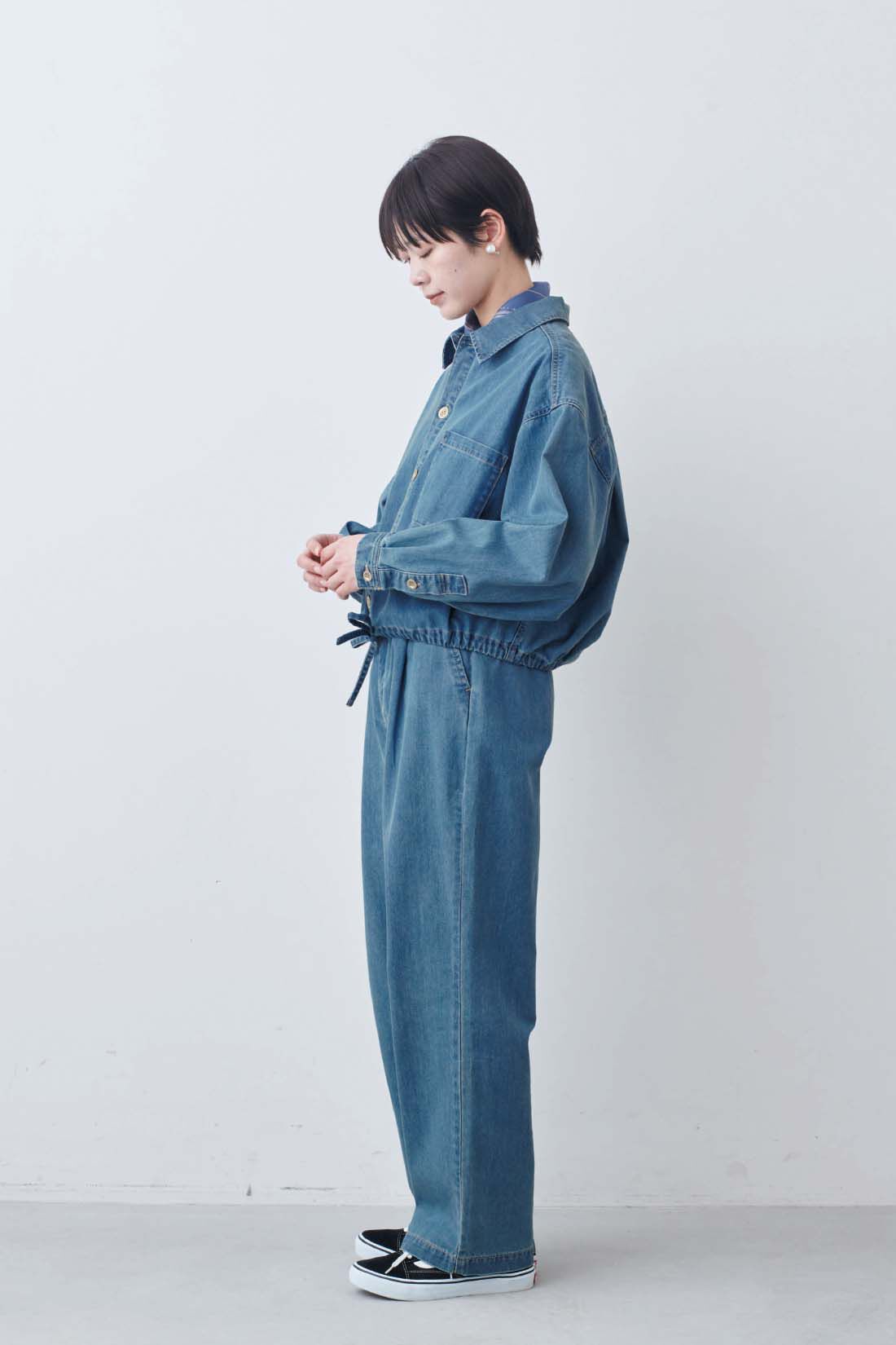 THREE FIFTY STANDARD|ライトデニムのシャツジャケットとシルキーな肌ざわりのベーシックなTシャツの会のコーディネート