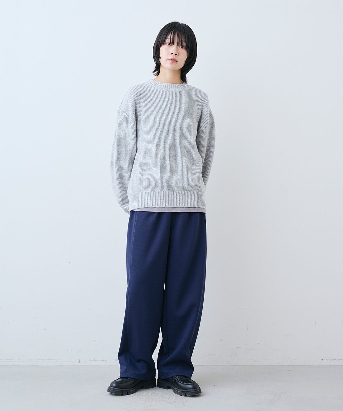 THREE FIFTY STANDARD|日本製リサイクル素材ニットセーター〈ライト杢グレー〉と裏起毛のあったかカットソー カーブパンツのコーディネート