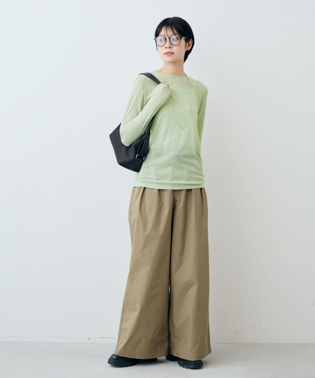 THREE FIFTY STANDARD|綿混 ベア天じく ブラキャミソールと綿100％ 上品 接触冷感素材 ワイドパンツ 〈カーキベージュ〉と日本製 2-WAY チェーン ネックレスのコーディネート