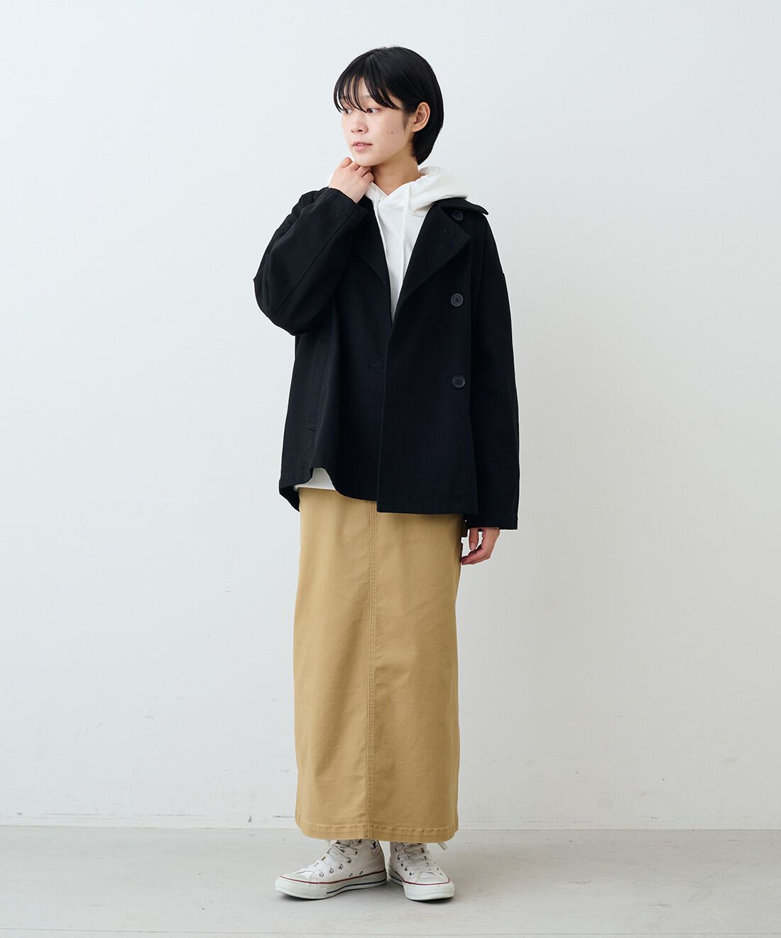 THREE FIFTY STANDARD|コットンツイルのダブルコート〈ブラック〉とPEANUTS フライングエース プリント パーカーのコーディネート|モデル身長：163cm 着用サイズ：M