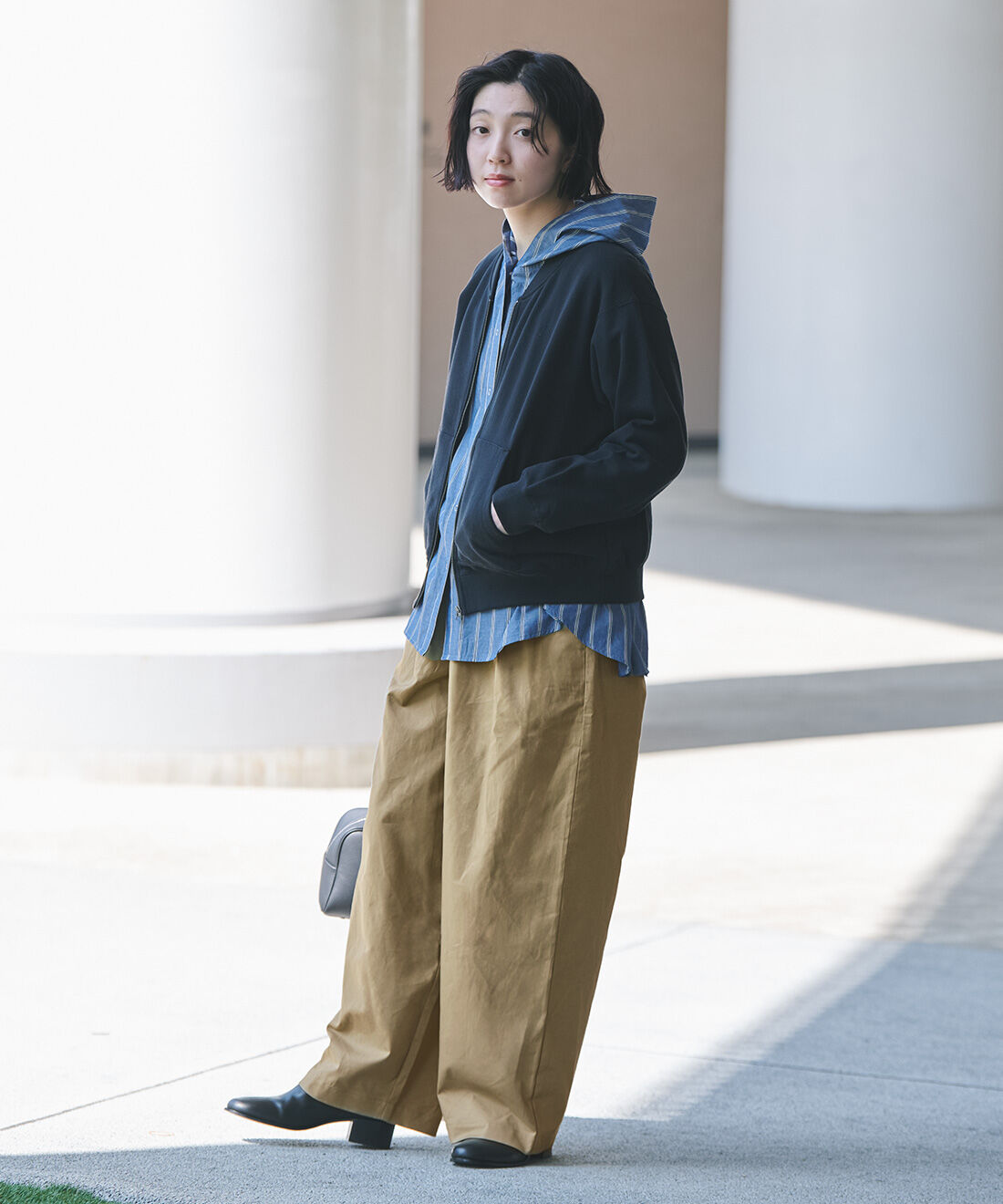THREE FIFTY STANDARD|ジップアップ スウェット ジャケット〈ネイビー〉と綿麻タック イージーパンツ〈カーキベージュ〉のコーディネート