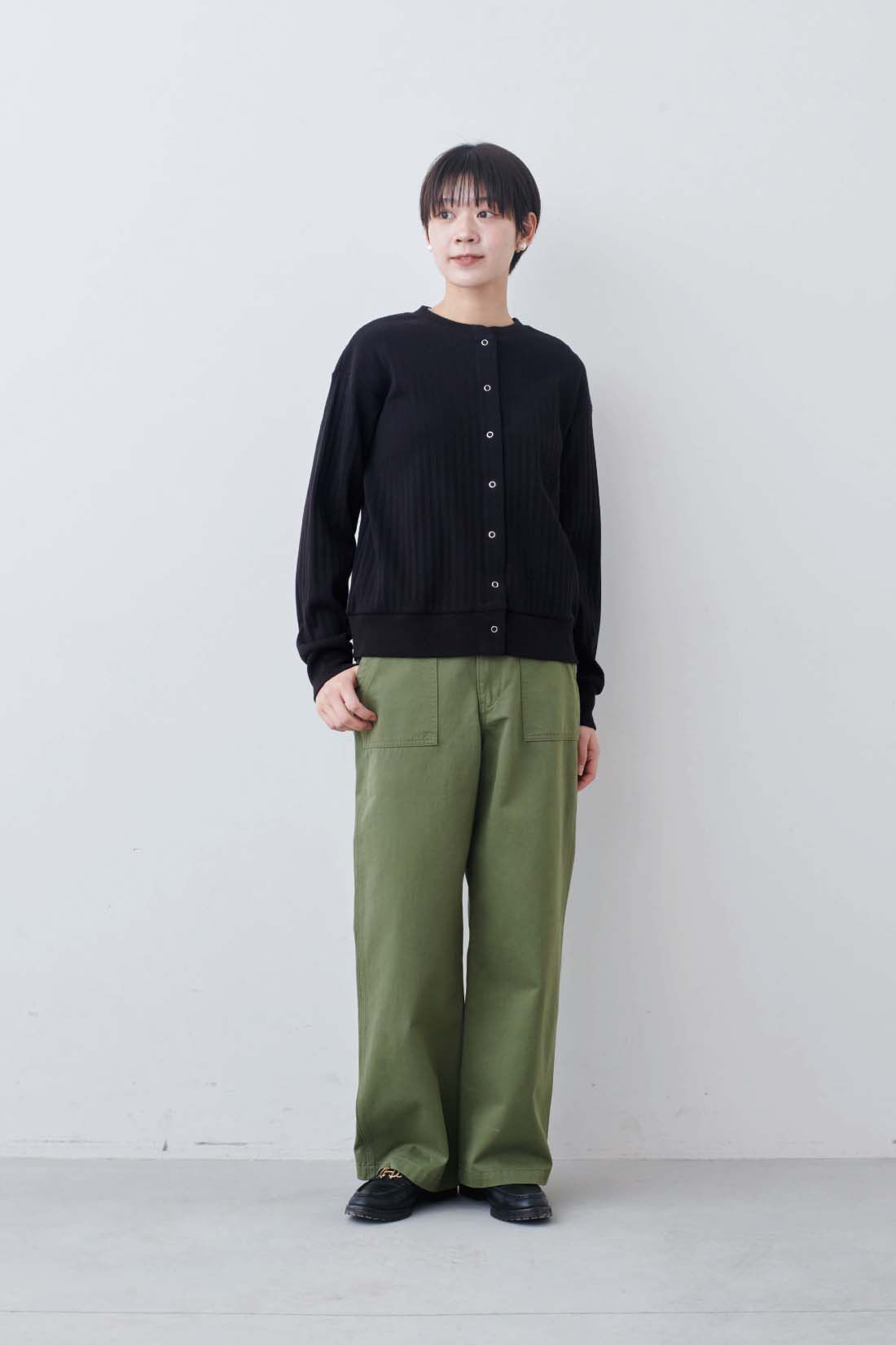 THREE FIFTY STANDARD|シアーなカットソートップスの会とベーシックなベイカーパンツ〈カーキグリーン〉のコーディネート