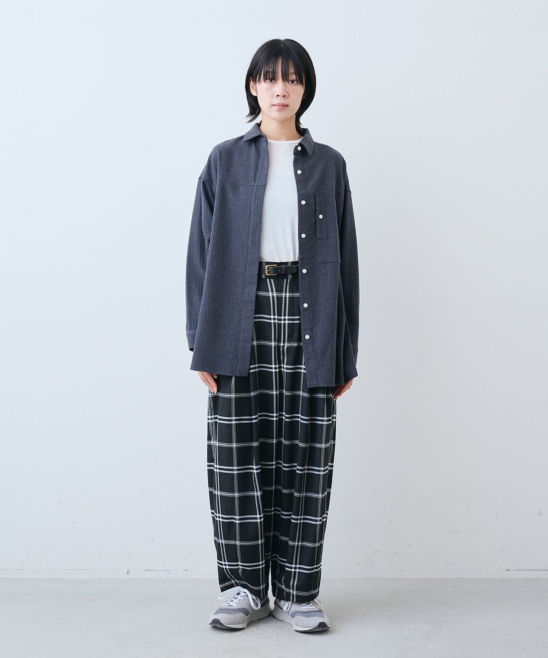 THREE FIFTY STANDARD|あったか起毛のネルシャツ〈ダーク杢グレー〉とさらっとした肌触りのウール混Tシャツのコーディネート