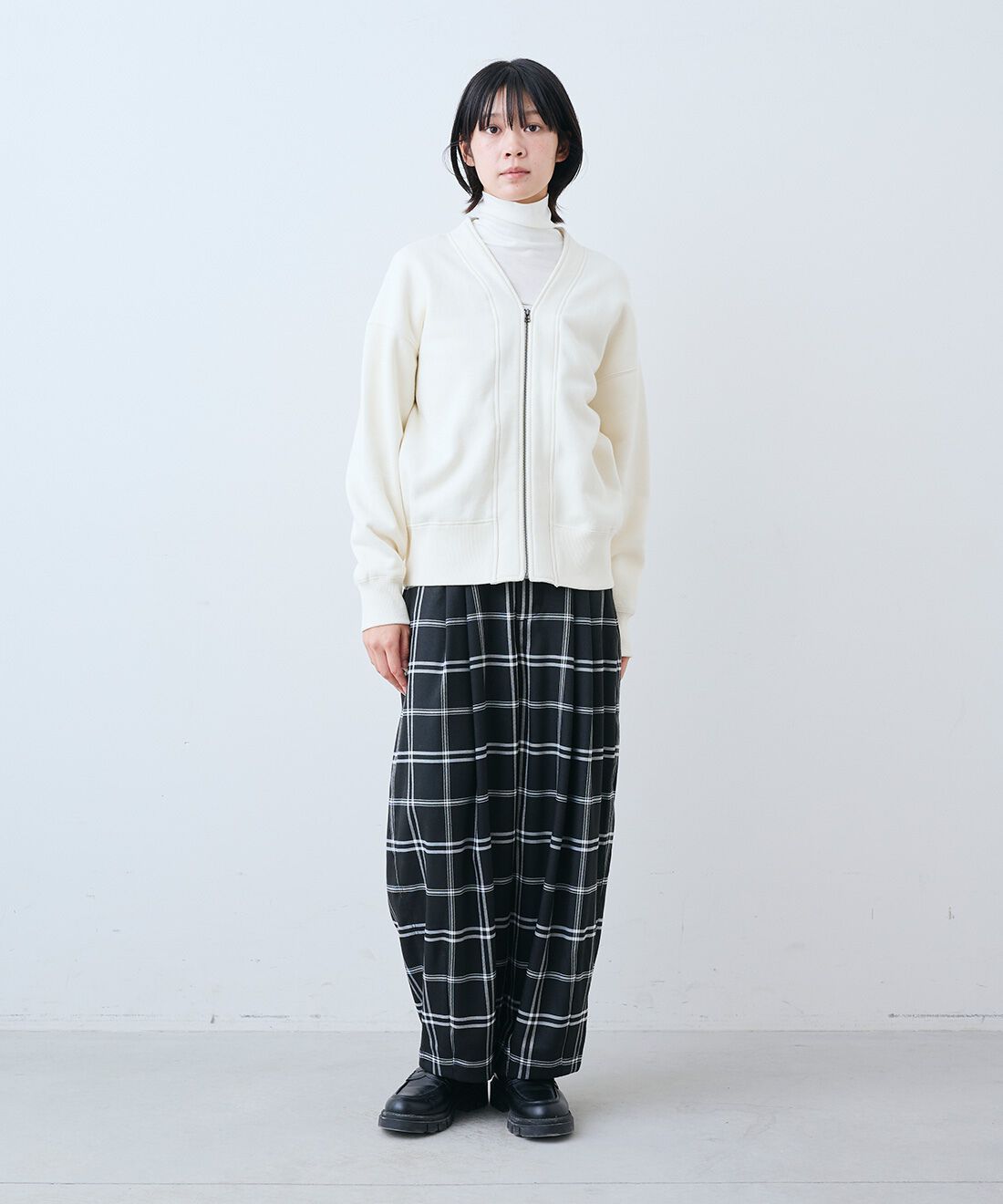 THREE FIFTY STANDARD|裏起毛のジップアップ ジャケット〈アイボリー〉とやさしい肌ざわりシルク混 カットソー タートルのコーディネート