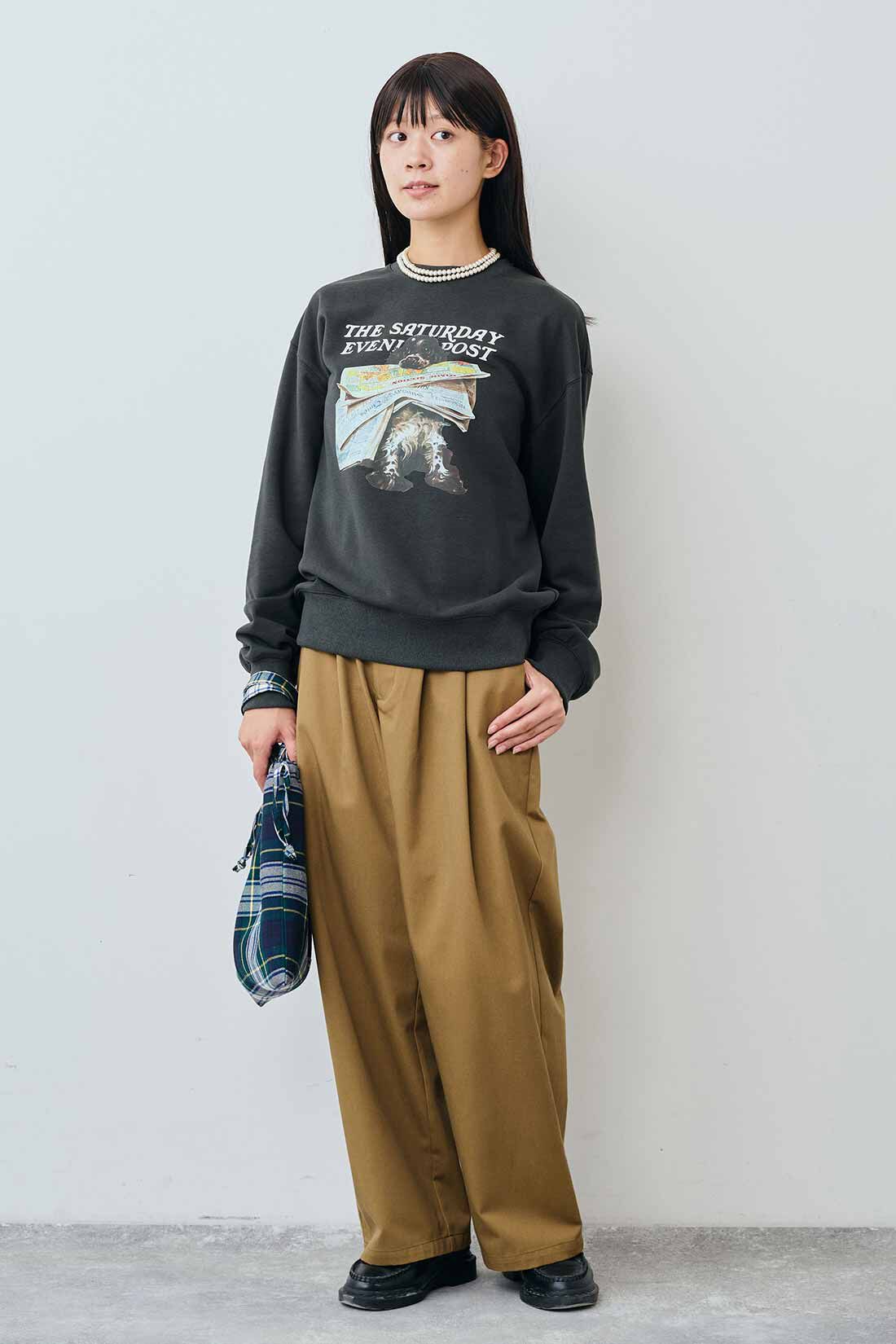 THREE FIFTY STANDARD|Saturday Evening Post プリントトレーナー〈チャコールグレー〉とカジュアルすぎないチノパンツ〈キャメル〉のコーディネート