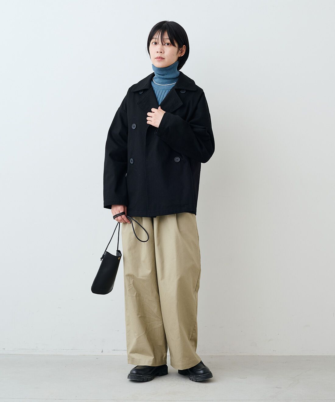 THREE FIFTY STANDARD|コットンツイルのダブルコート〈ブラック〉と綿麻タック イージーパンツ〈カーキベージュ〉と貝パールのバロック風ネックレス　のコーディネート|モデル身長：163cm 着用サイズ：M