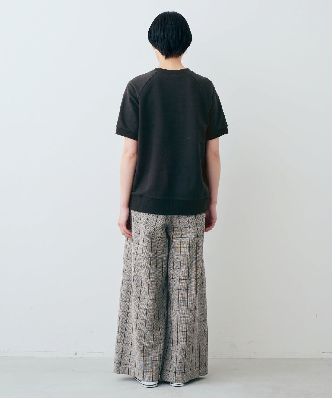THREE FIFTY STANDARD|綿100％ 半袖 ミニ裏毛 ロゴトップス 〈ブラック〉のコーディネート