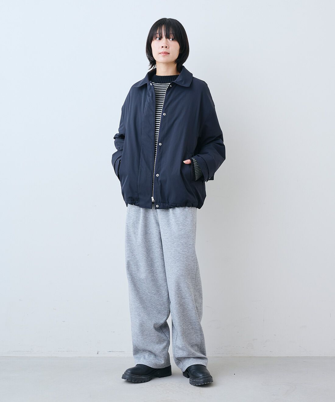 THREE FIFTY STANDARD|裏サーモライトキルトのブルゾン〈ネイビー〉と裏起毛のあったかカットソー カーブパンツのコーディネート