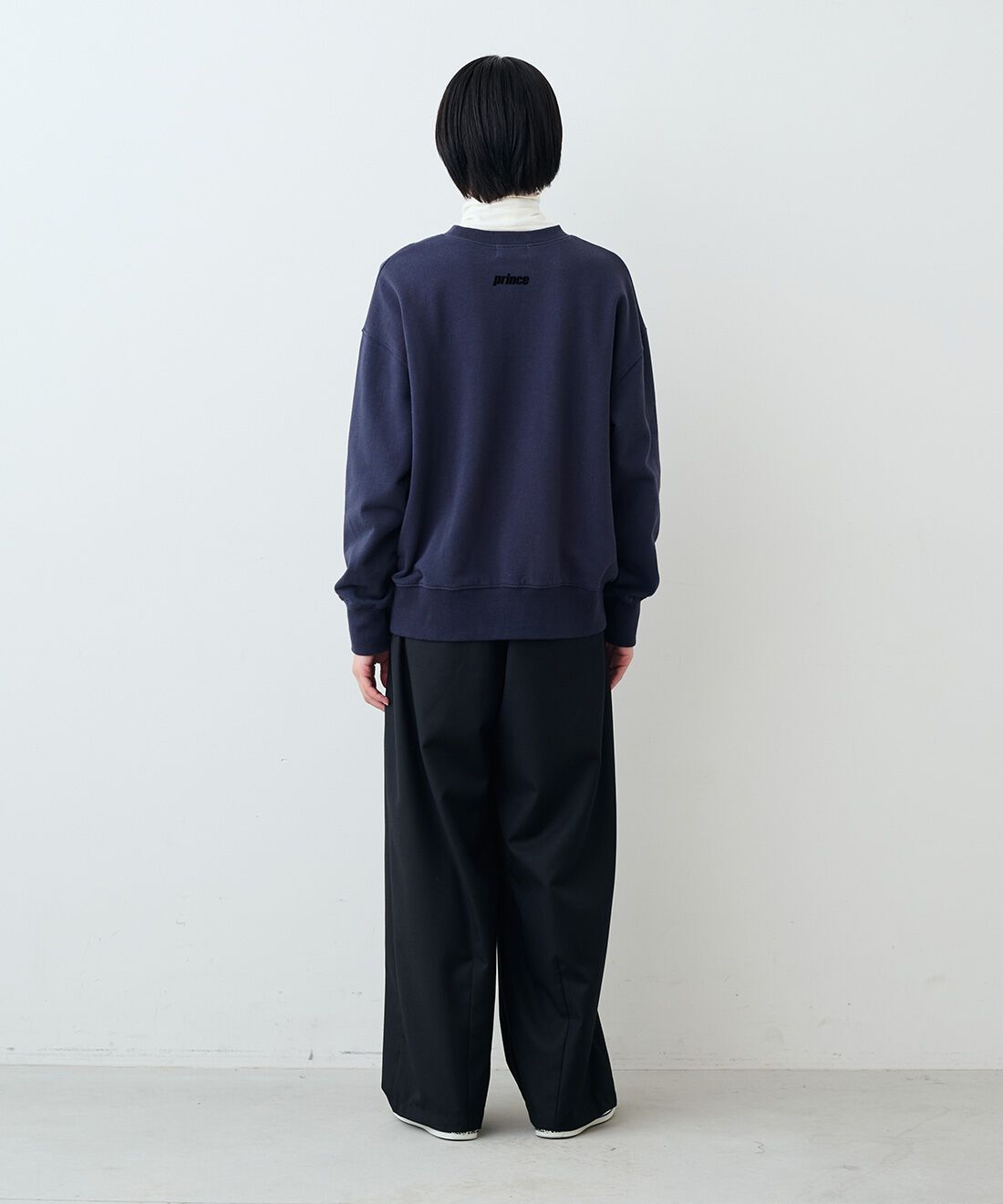 THREE FIFTY STANDARD［スリーフィフティースタンダード］|Princeクルーネック スウェット トップス〈チャコールグレー〉　とやさしい肌ざわりシルク混 カットソー タートルのコーディネート|モデル身長：163cm 着用サイズ：M