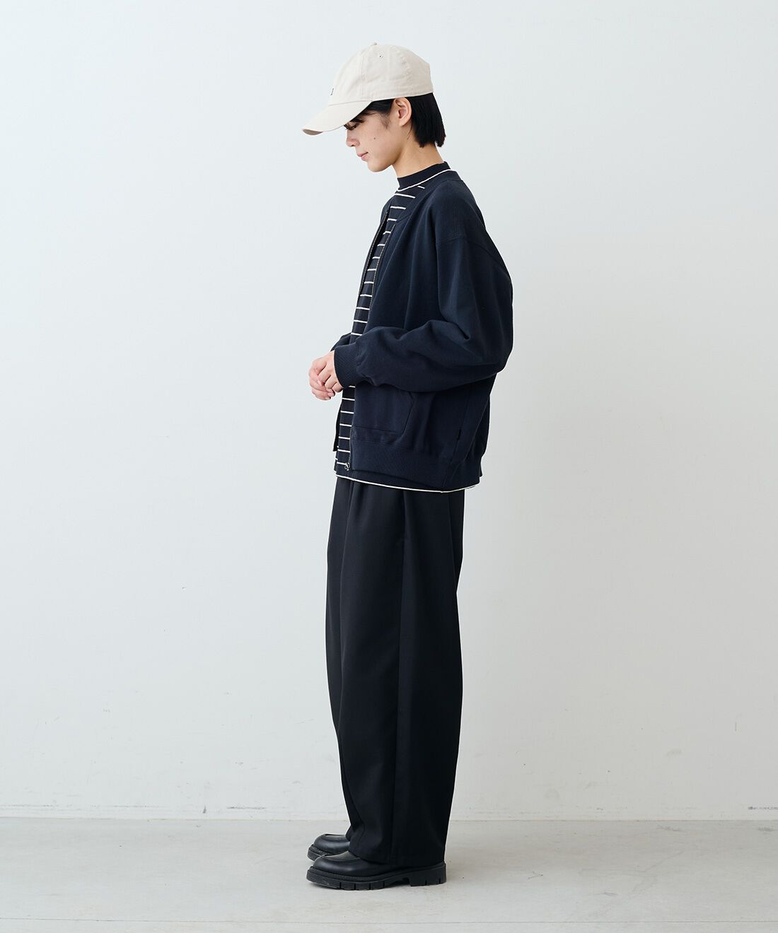 THREE FIFTY STANDARD|ジップアップ スウェット ジャケット〈ネイビー〉とタック テーパードパンツ〈ブラック〉のコーディネート|モデル身長：163cm 着用サイズ：M
