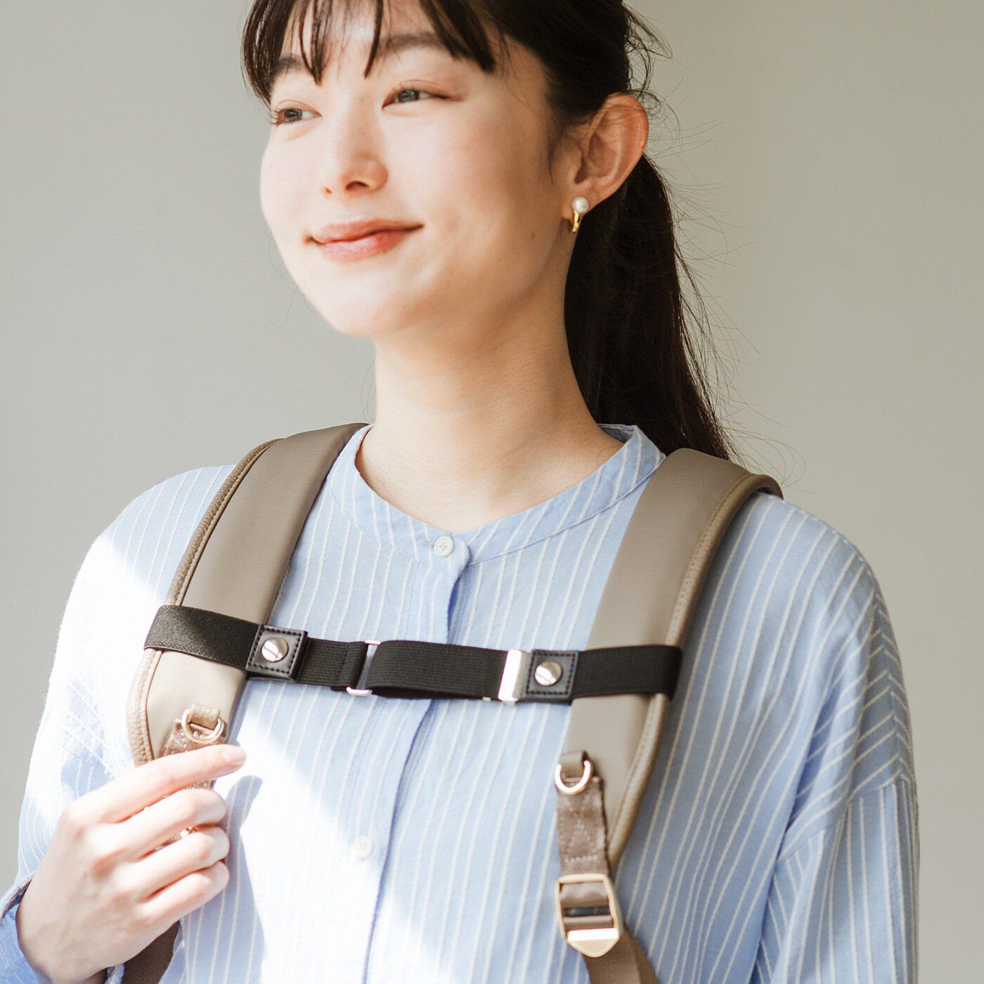 L'AMIPLUS | 肩ひものずり落ち防止 通勤リュックになじむチェストベルト〈ブラック〉