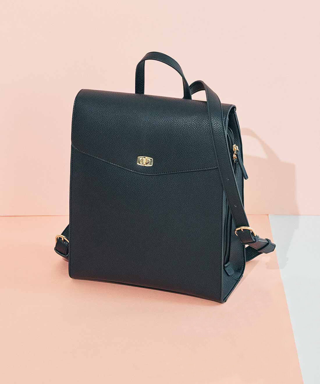 L'AMIPLUS | お仕事から観劇までガバッと開く上品リュック〈ブラック〉