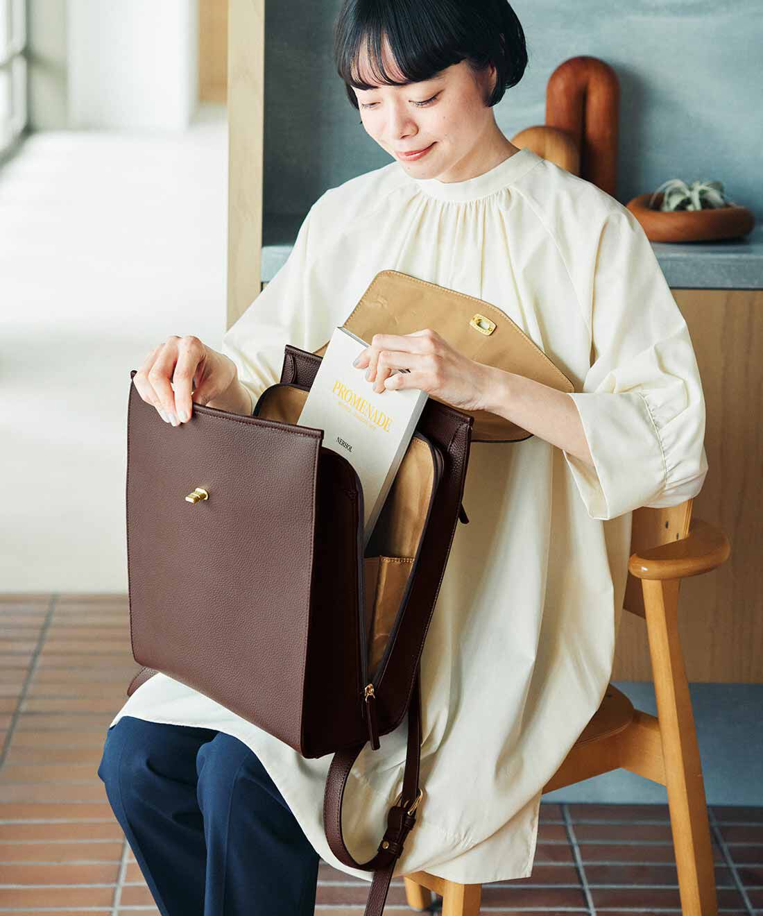 L'AMIPLUS|ラミプリュス　お仕事から観劇まで ガバッと開いて奥まで見やすい ひねり金具の上品リュック〈パソコン対応〉〈ダークブラウン〉
