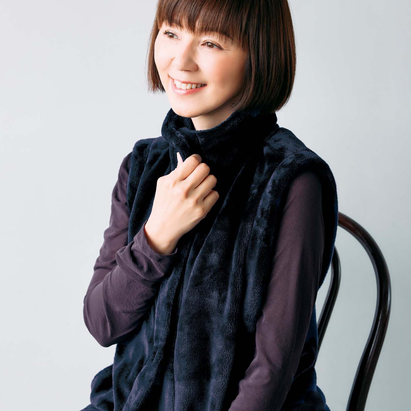 frauglatt|大人の女史会&times;frauglatt　ハイネック仕上げであったかい 艶（つや）めくとろみボアベスト〈ネイビー〉