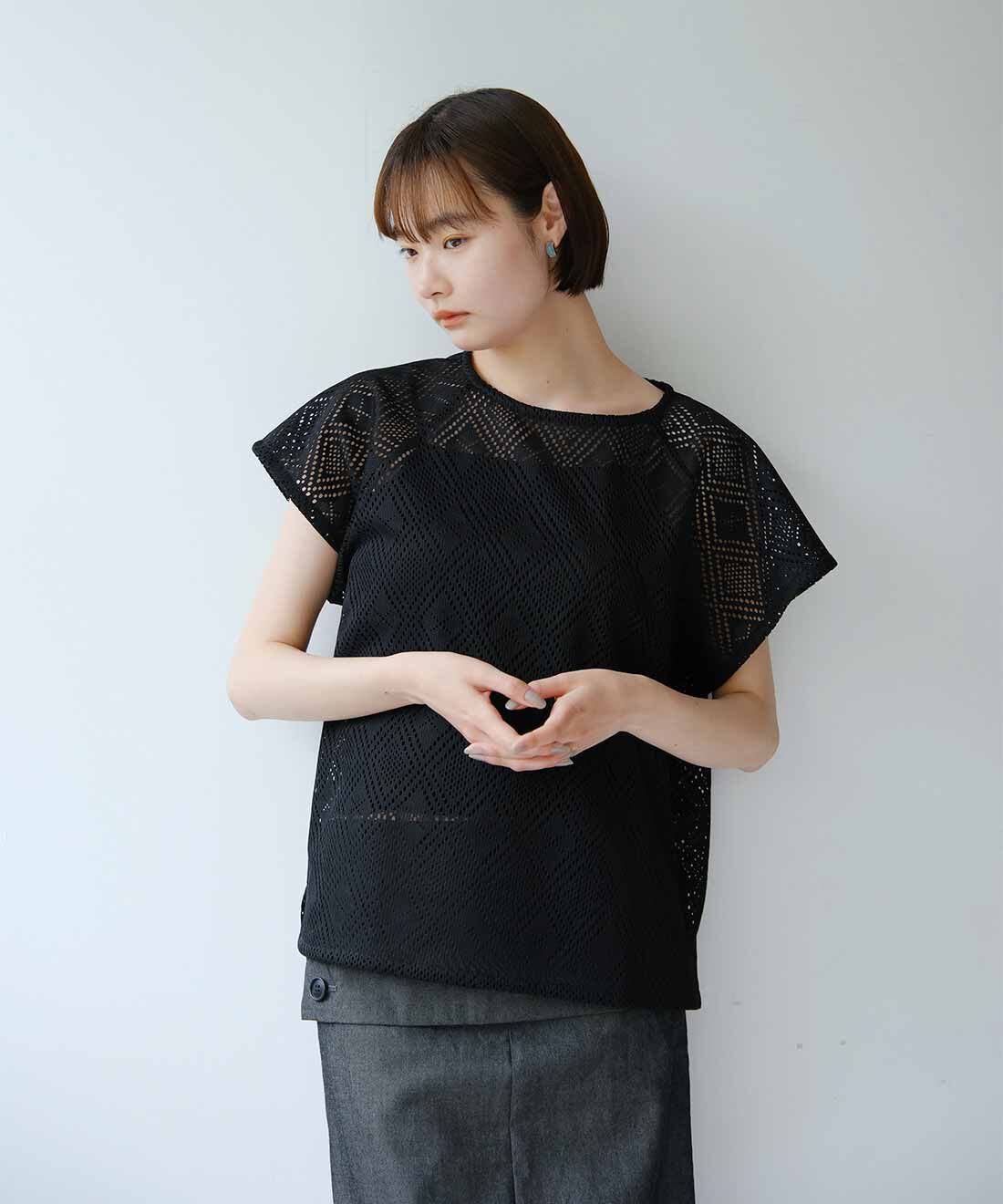 el:ment|el:ment&times;ARAKAWALACE　レースの揺らめきを愉（たの）しむ ベストトップス〈ノアール〉