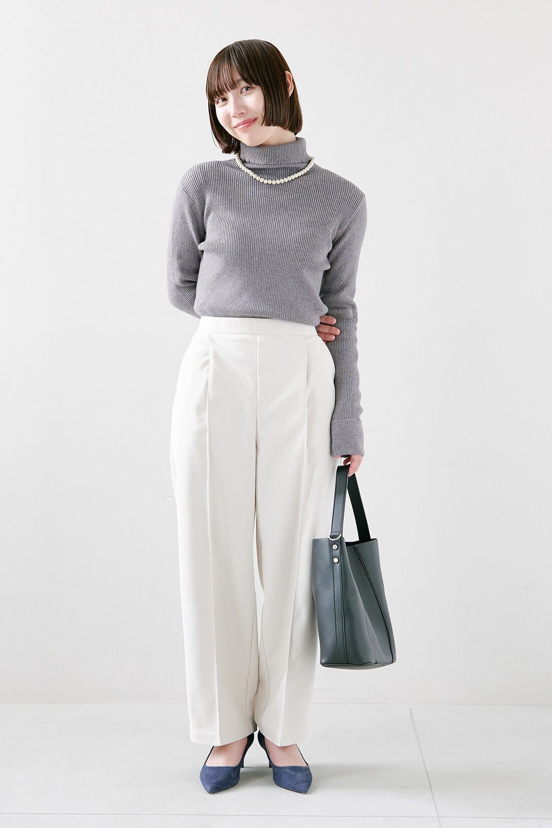 IEDIT|小森美穂子さんコラボ ゆるシルエット こなれ見え ジャケット〈チャコールグレー〉と裏がとぅるすべ ほっと適温 きれい見え 撥水加工 UVカット パンツ〈オフホワイト〉のコーディネート|【着用サイズ】トップス：S　パンツ：SP
