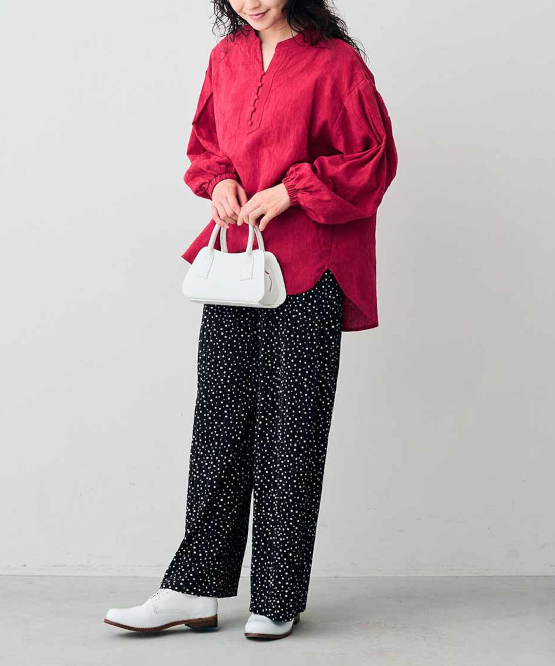 Live in  comfort|リブ　イン　コンフォート　驚くほどの伸びやかさでとってもらくちんなプリーツ素材のワイドパンツ〈ブラックドット〉