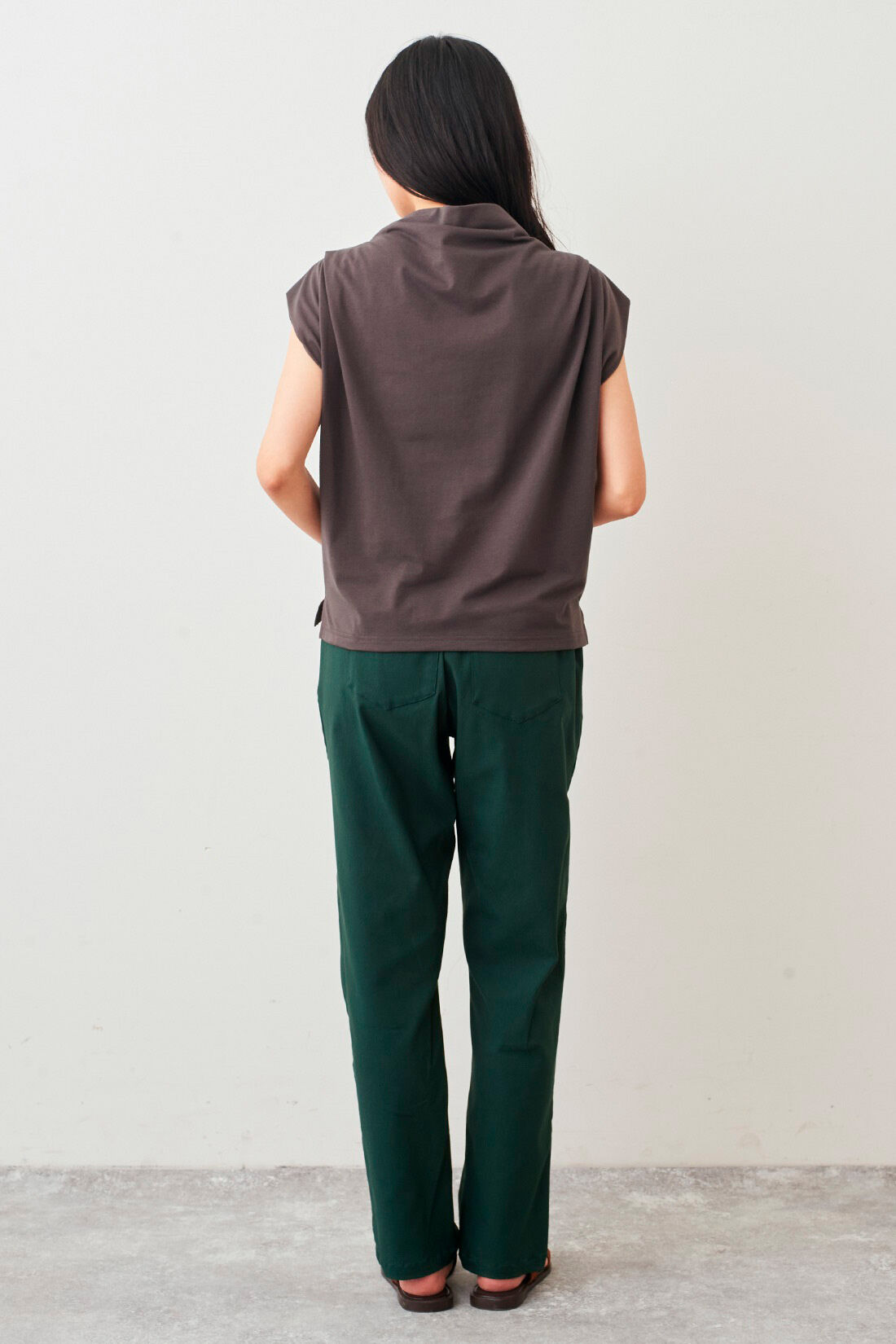 Live in  comfort|リブ イン コンフォート　ラフにはけてすっきり見えする　カポック混素材のカポッとパンツ〈フォレストグリーン〉